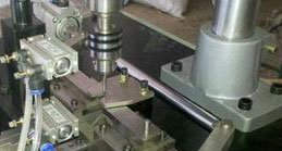 使用全自動鉆孔機(jī)，有效的提高生產(chǎn)的效率